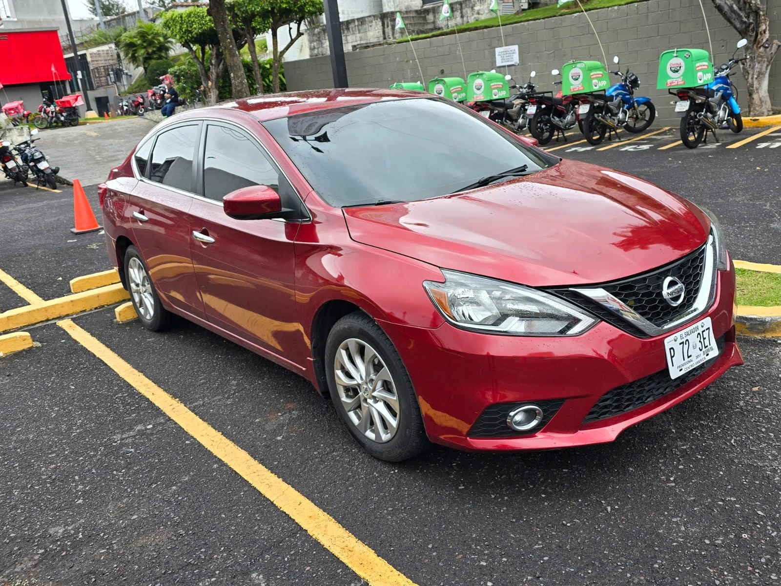 Sedán Nissan Sentra red