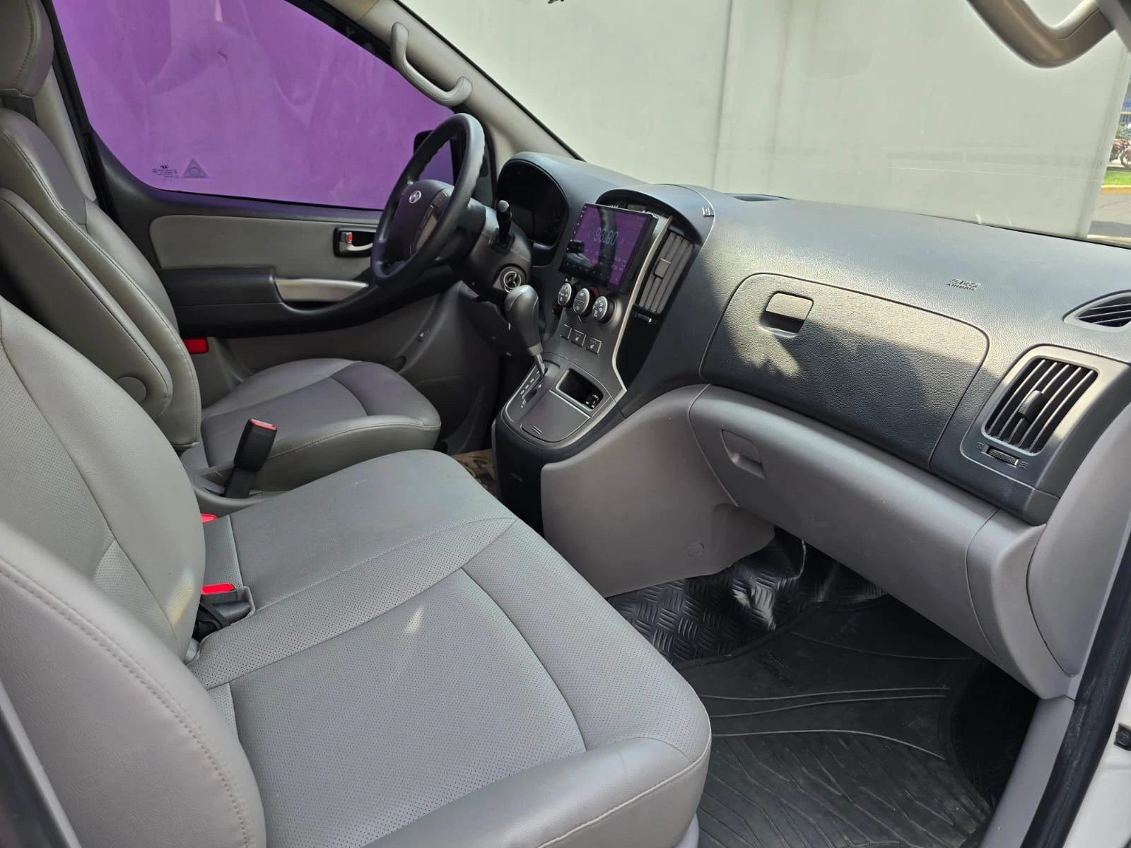 Minivan Hyundai White