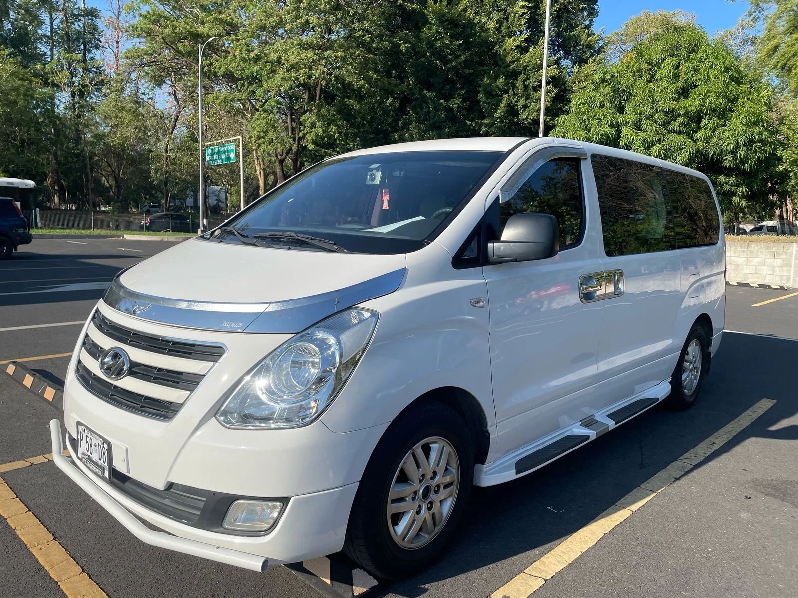 Minivan Hyundai White