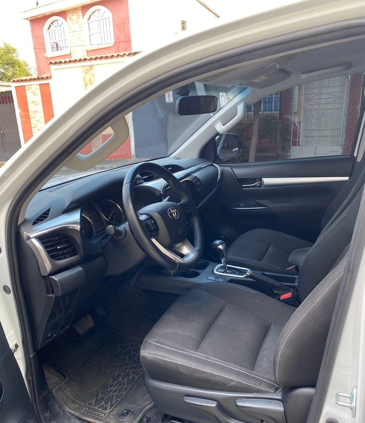 Pick-Up Truck 4x4 Toyota Hilux