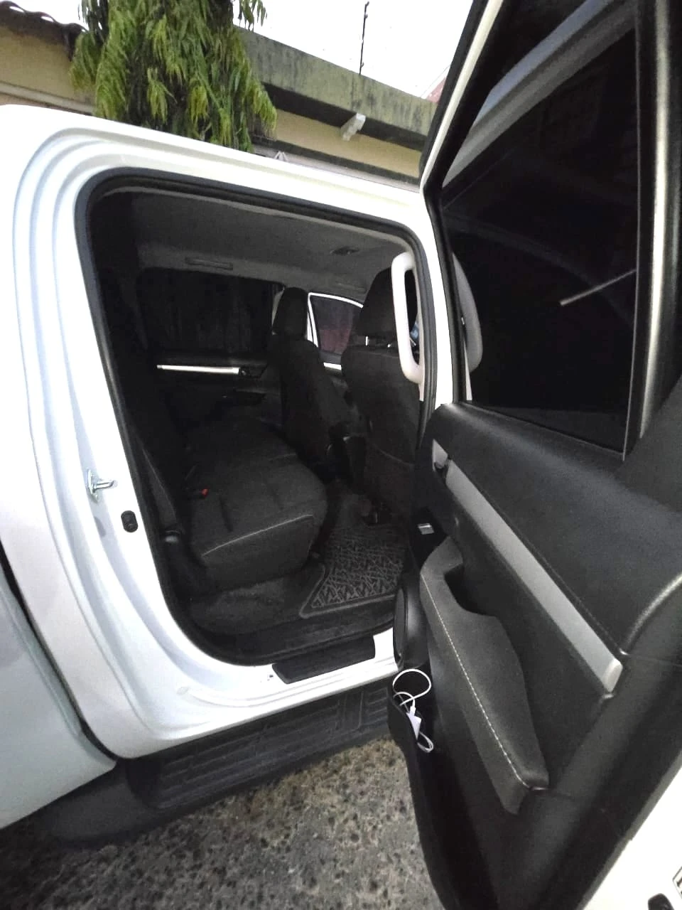 Pick-Up Truck 4x4 Toyota Hilux