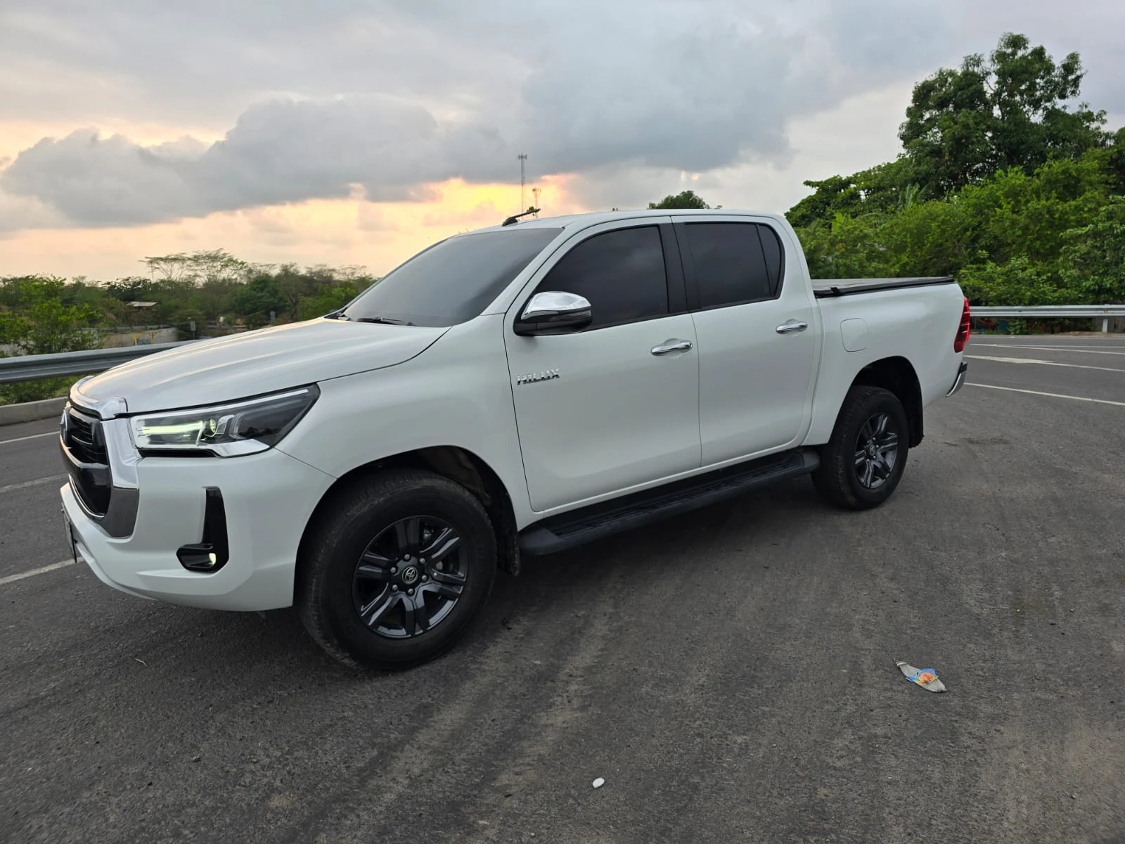 Pick-Up Truck 4x4 Toyota Hilux