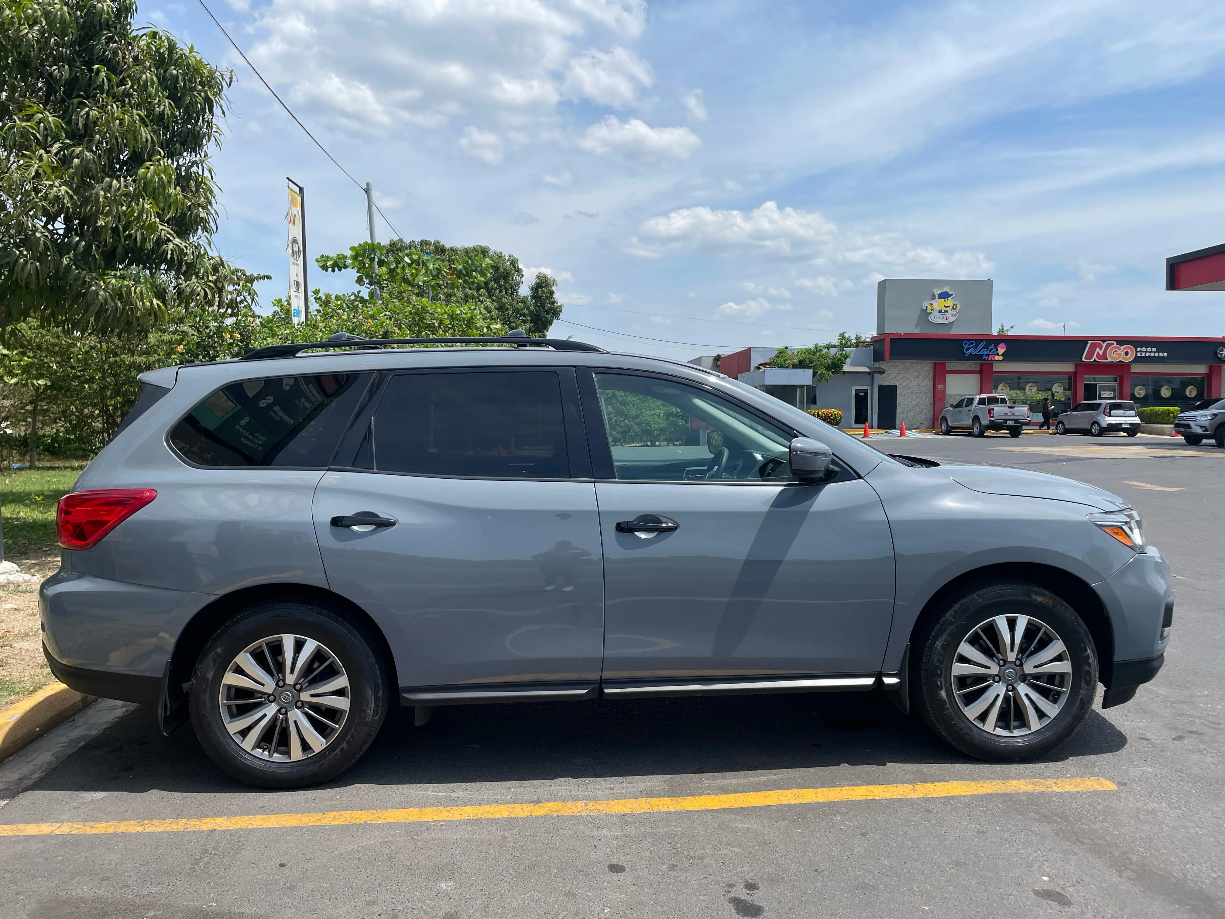 SUV Nissan Pathfinder