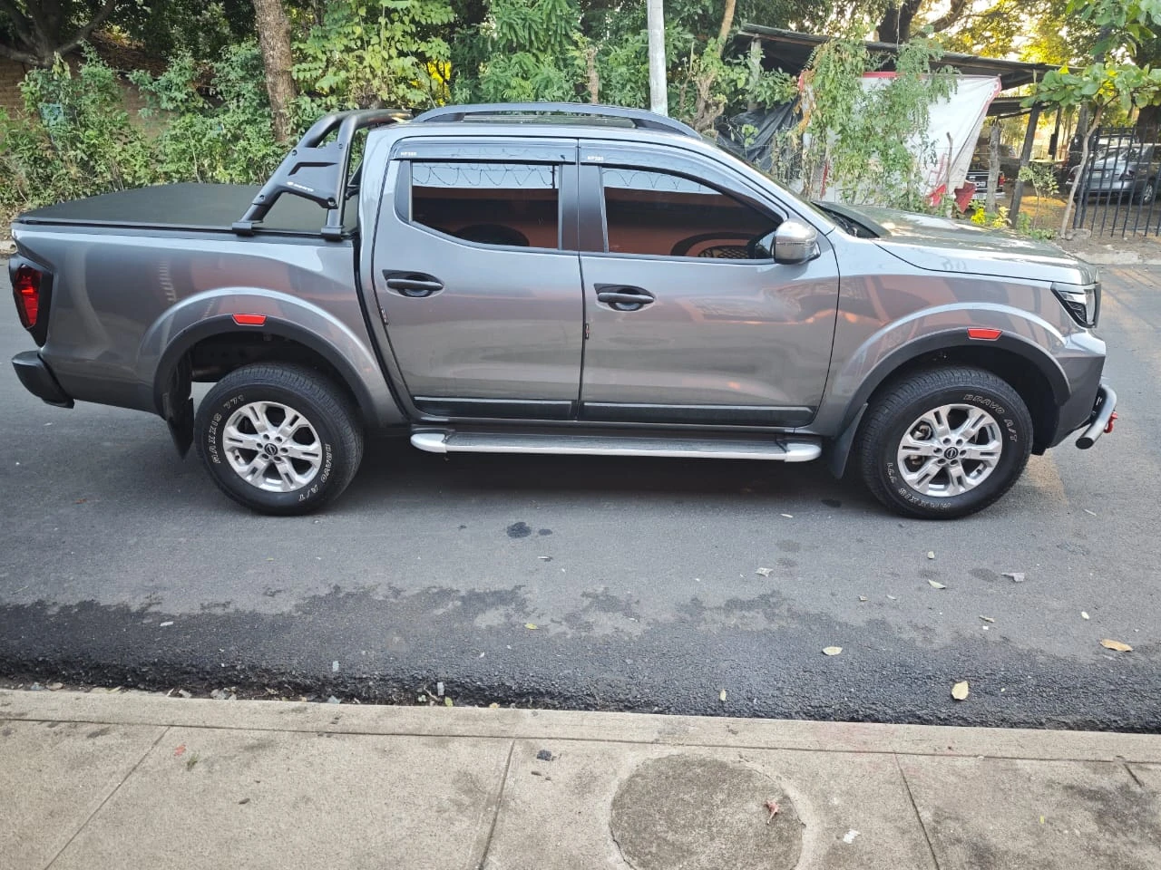 Pick-Up Truck  4x4 Nissan Frontier