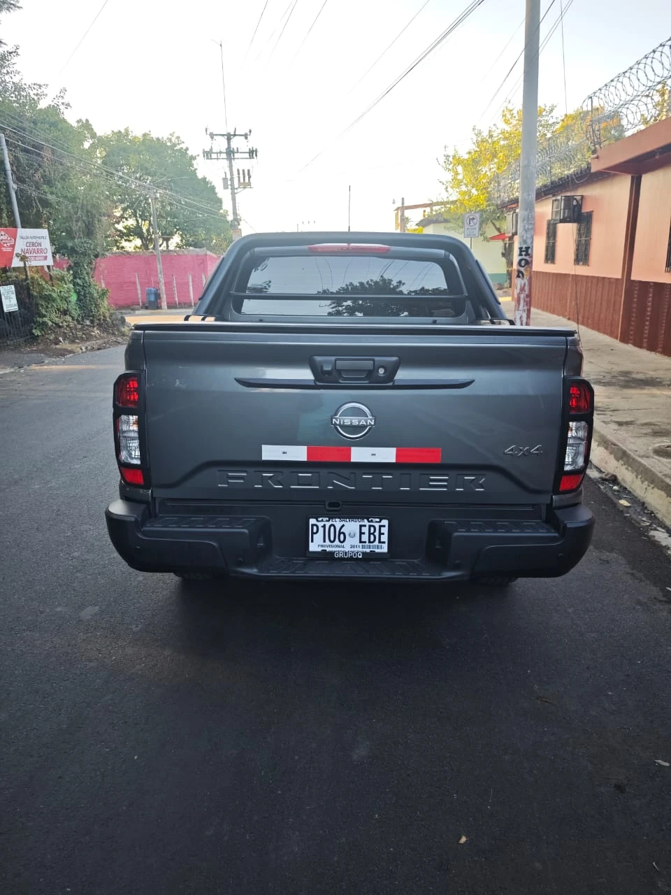 Pick-Up Truck  4x4 Nissan Frontier