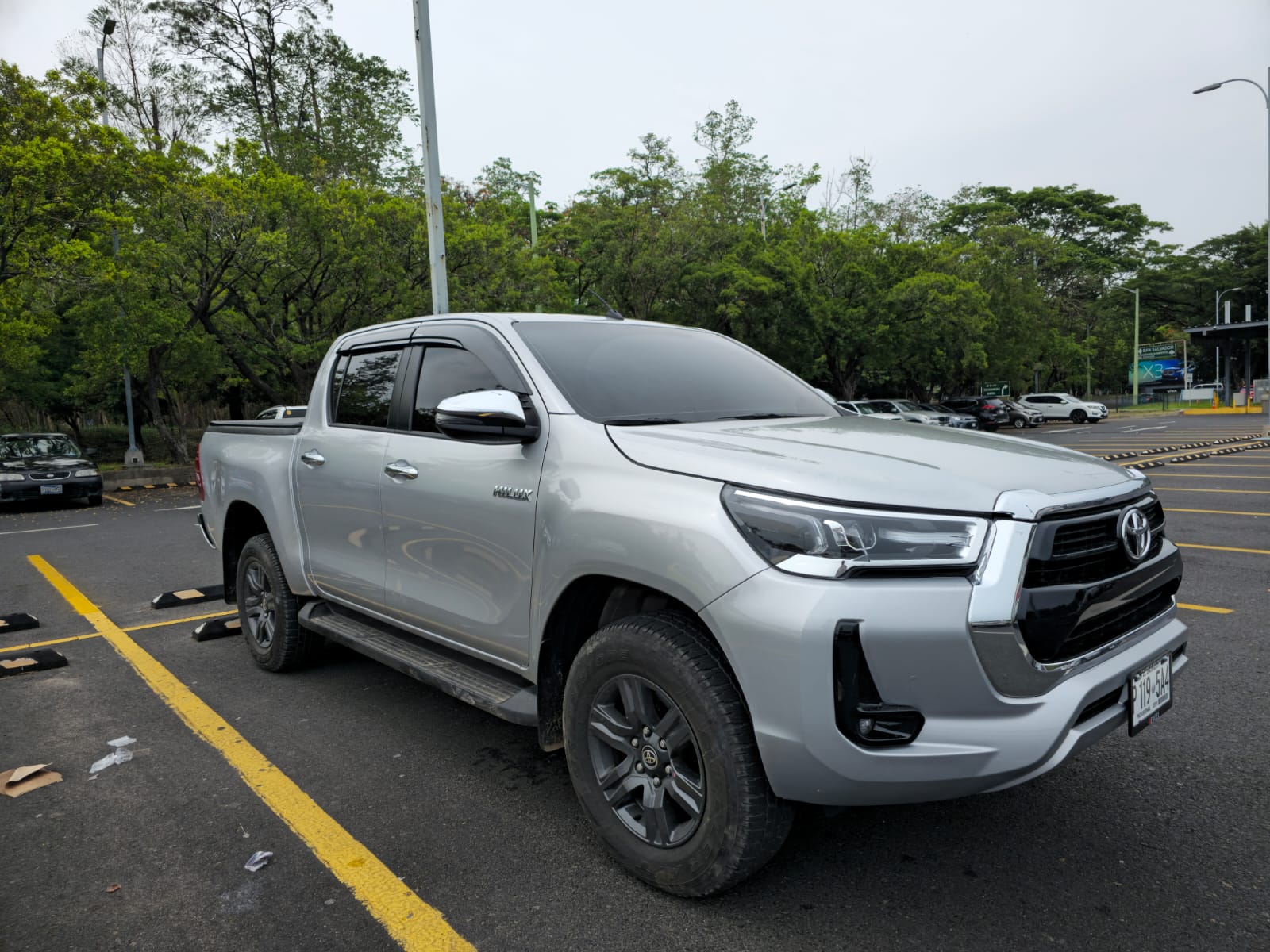 Pick-Up Truck 4x4 Toyota Hilux