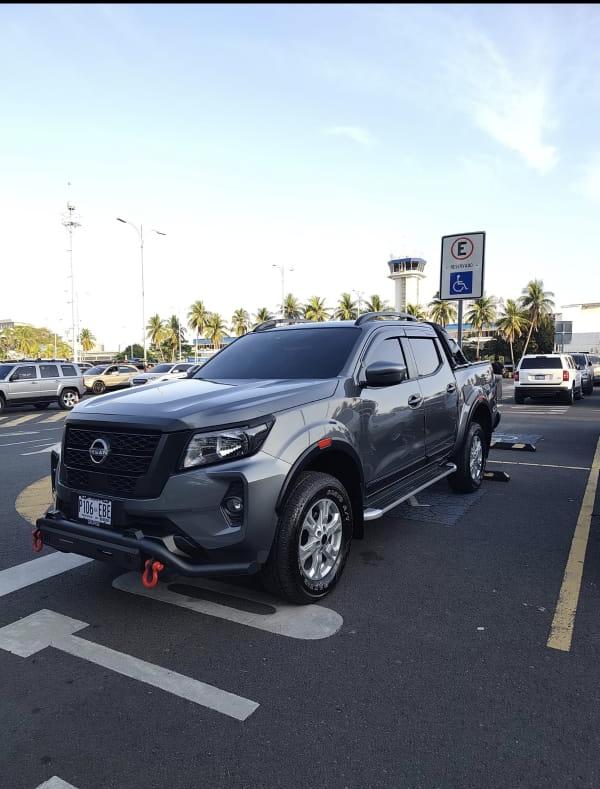 Pick-Up Truck  4x4 Nissan Frontier