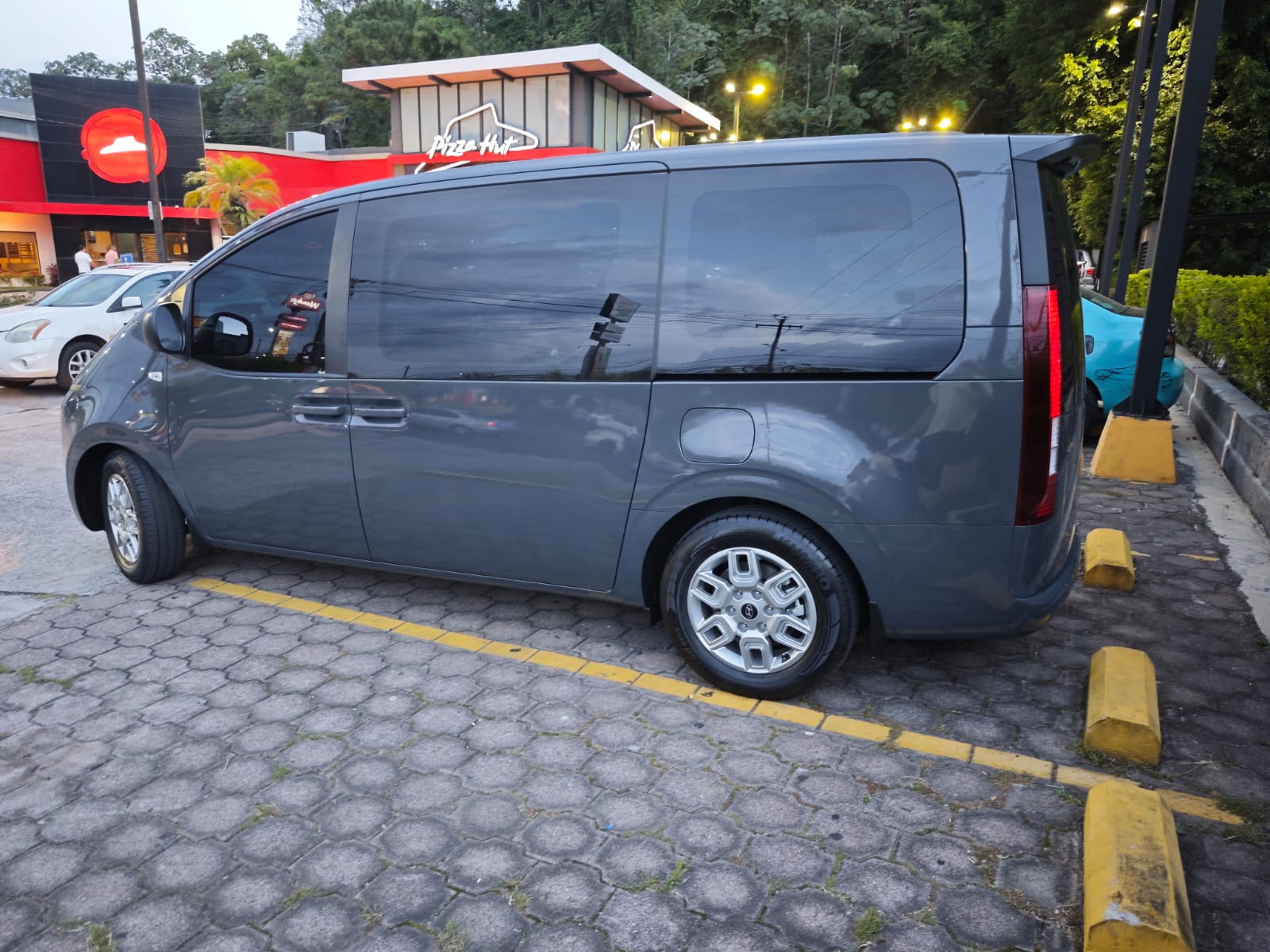 Minivan Automática Hyundai Staria 2027