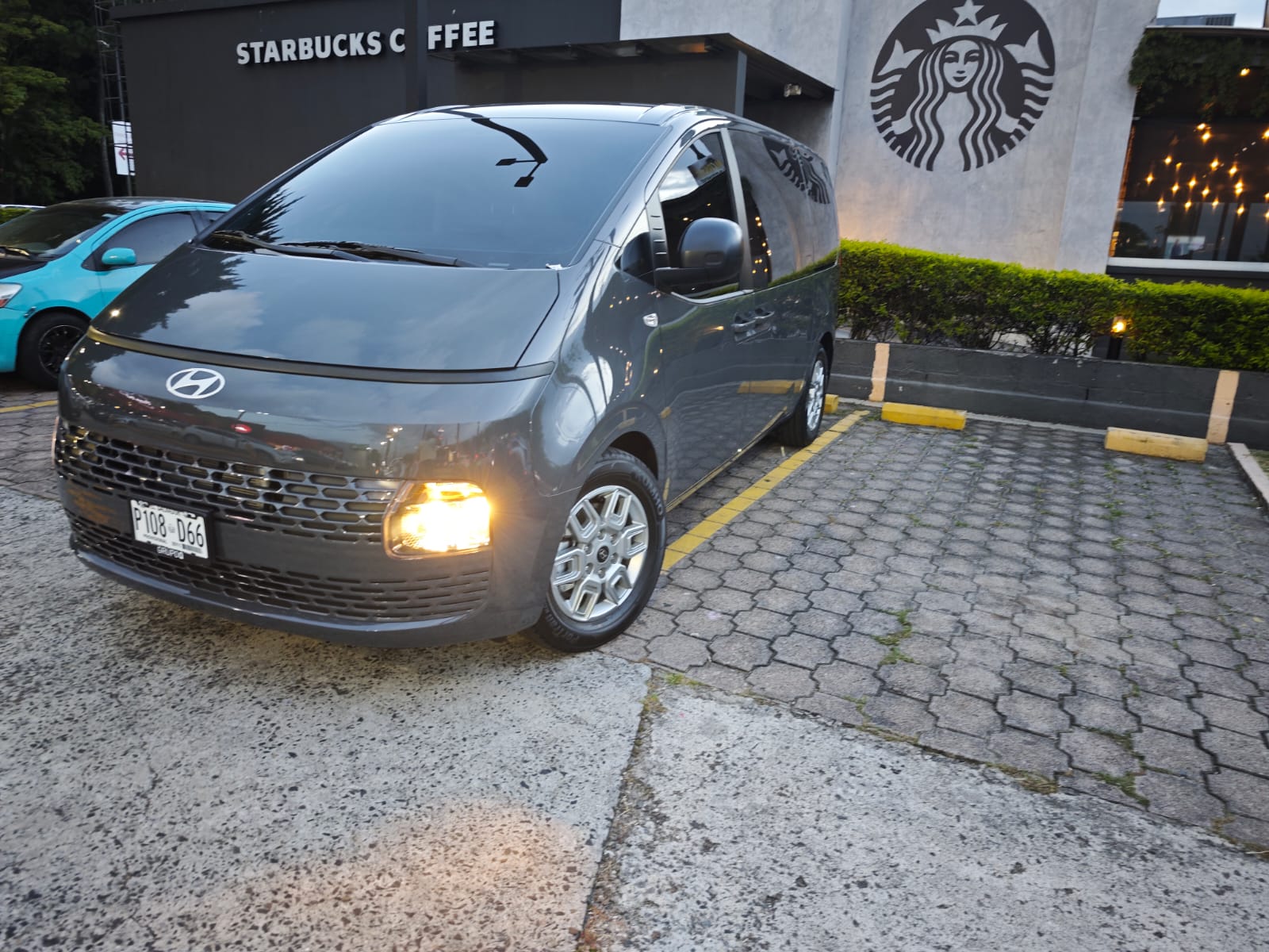 Minivan Automática Hyundai Staria 2027