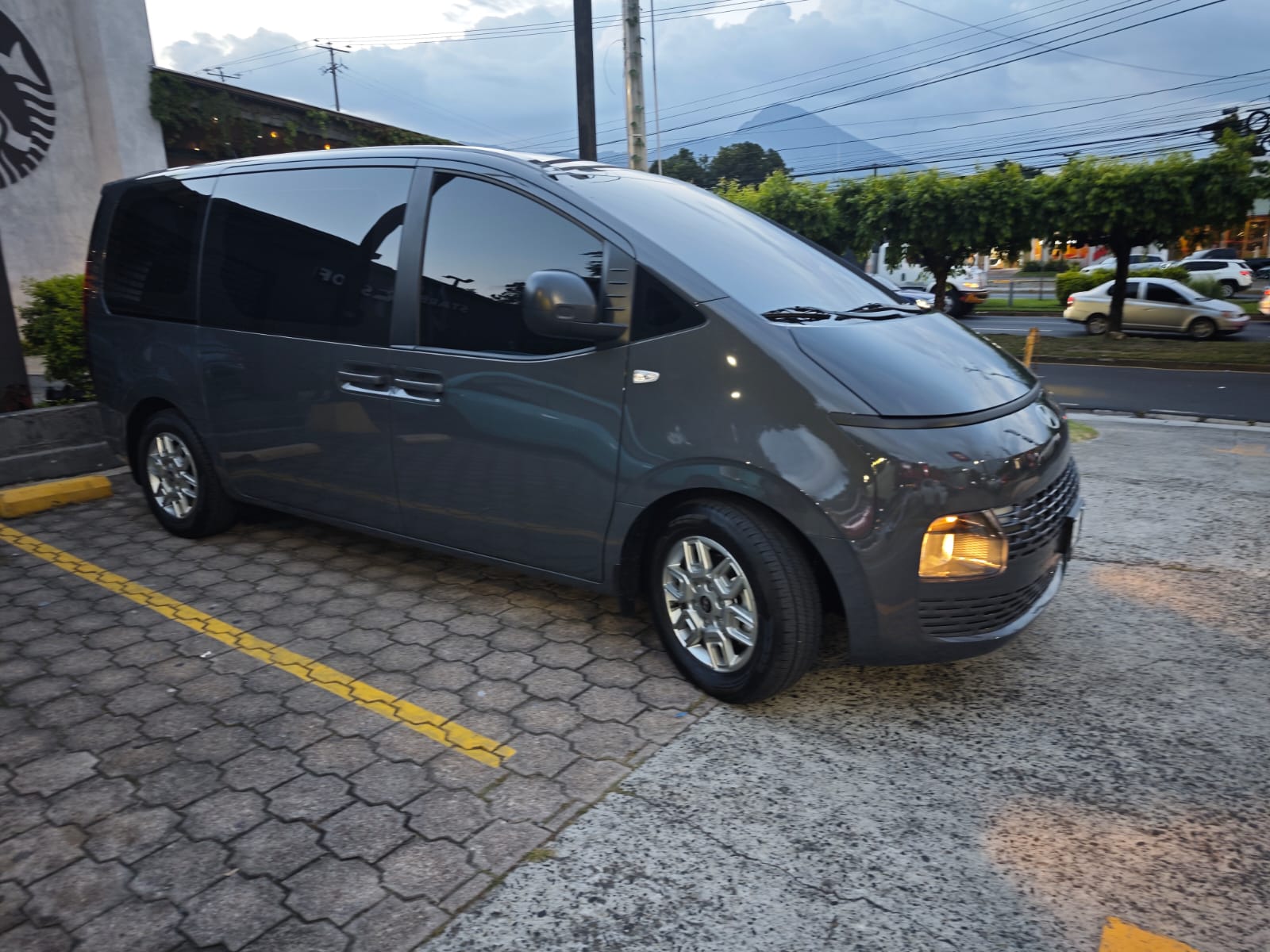 Minivan Automática Hyundai Staria 2027