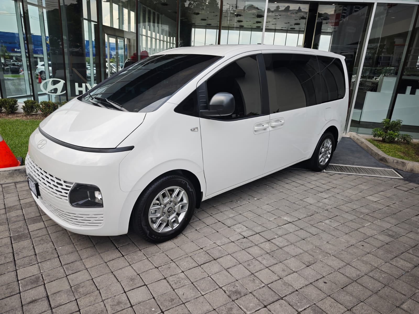Minivan Automática Hyundai Staria 2027