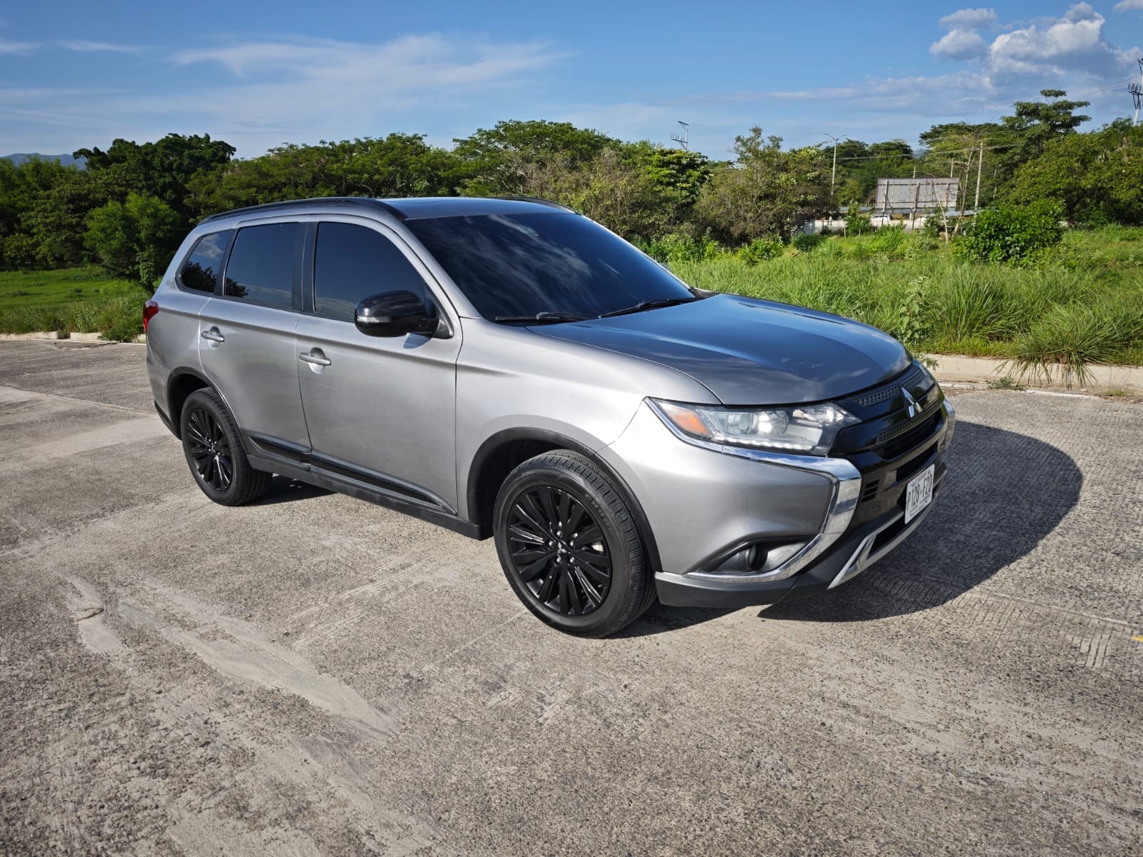 SUV Mitsubishi Outlander LE