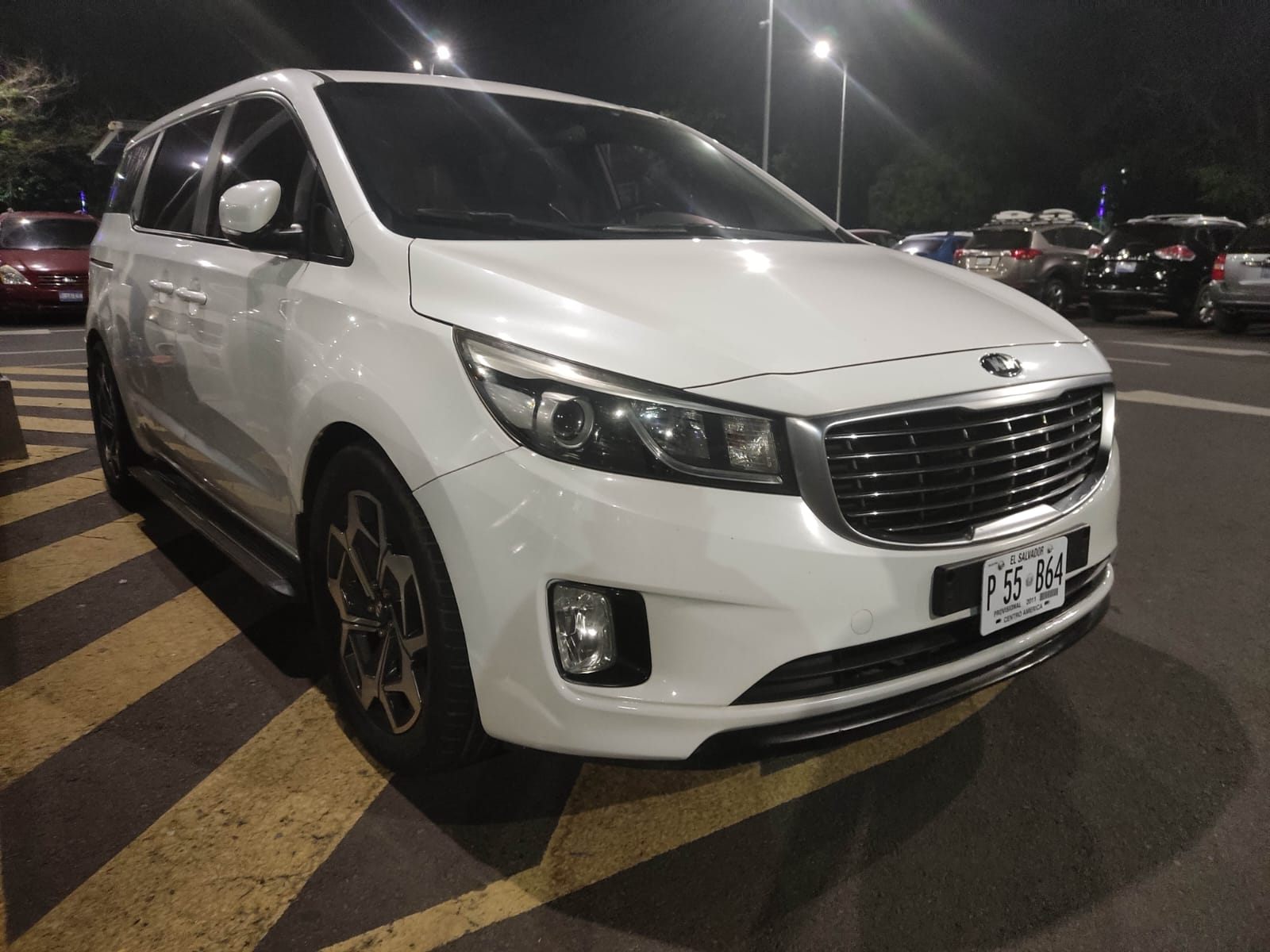 MiniVan Kia Carnival PREMIUM RENTAL CAR EL SALVADOR