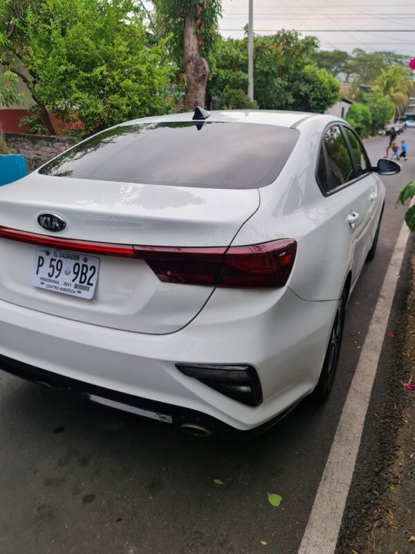 Sedán automático Kia Forte - Imagen 2