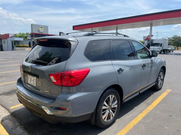 SUV 7/8 pasajeros Nissan Pathfinder 4WD - Imagen 4