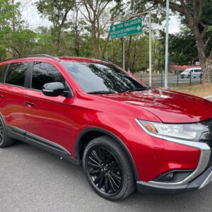 SUV de 7 Asientos Mitsubishi Outlander LE