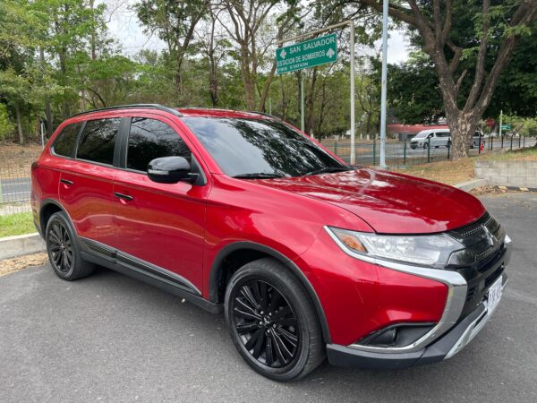 SUV de 7 Asientos Mitsubishi Outlander LE