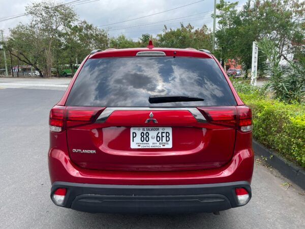 SUV de 7 Asientos Mitsubishi Outlander LE - Imagen 6
