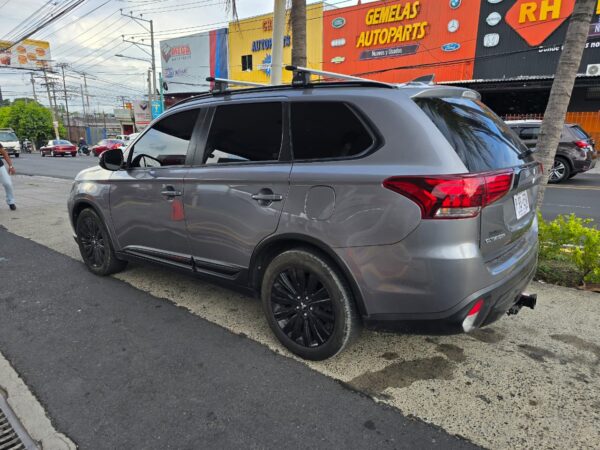 SUV de 7 asientos Mitsubishi Outlander LE - Imagen 6