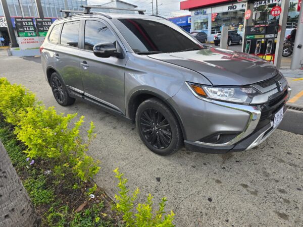 SUV de 7 asientos Mitsubishi Outlander LE - Imagen 7