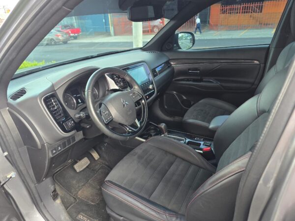 SUV de 7 asientos Mitsubishi Outlander LE - Imagen 3