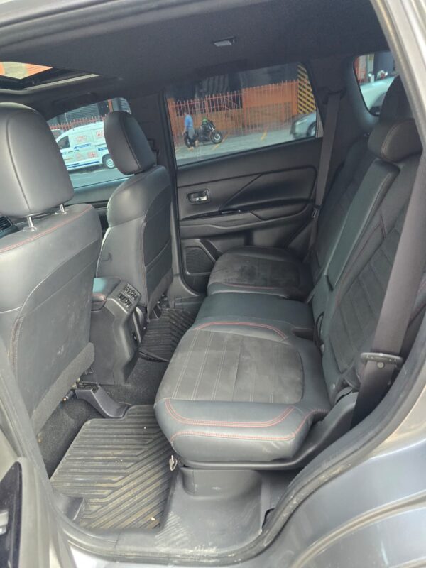 SUV de 7 asientos Mitsubishi Outlander LE - Imagen 2